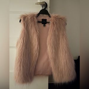 Fluffy Dressy Vest in dusty pink!